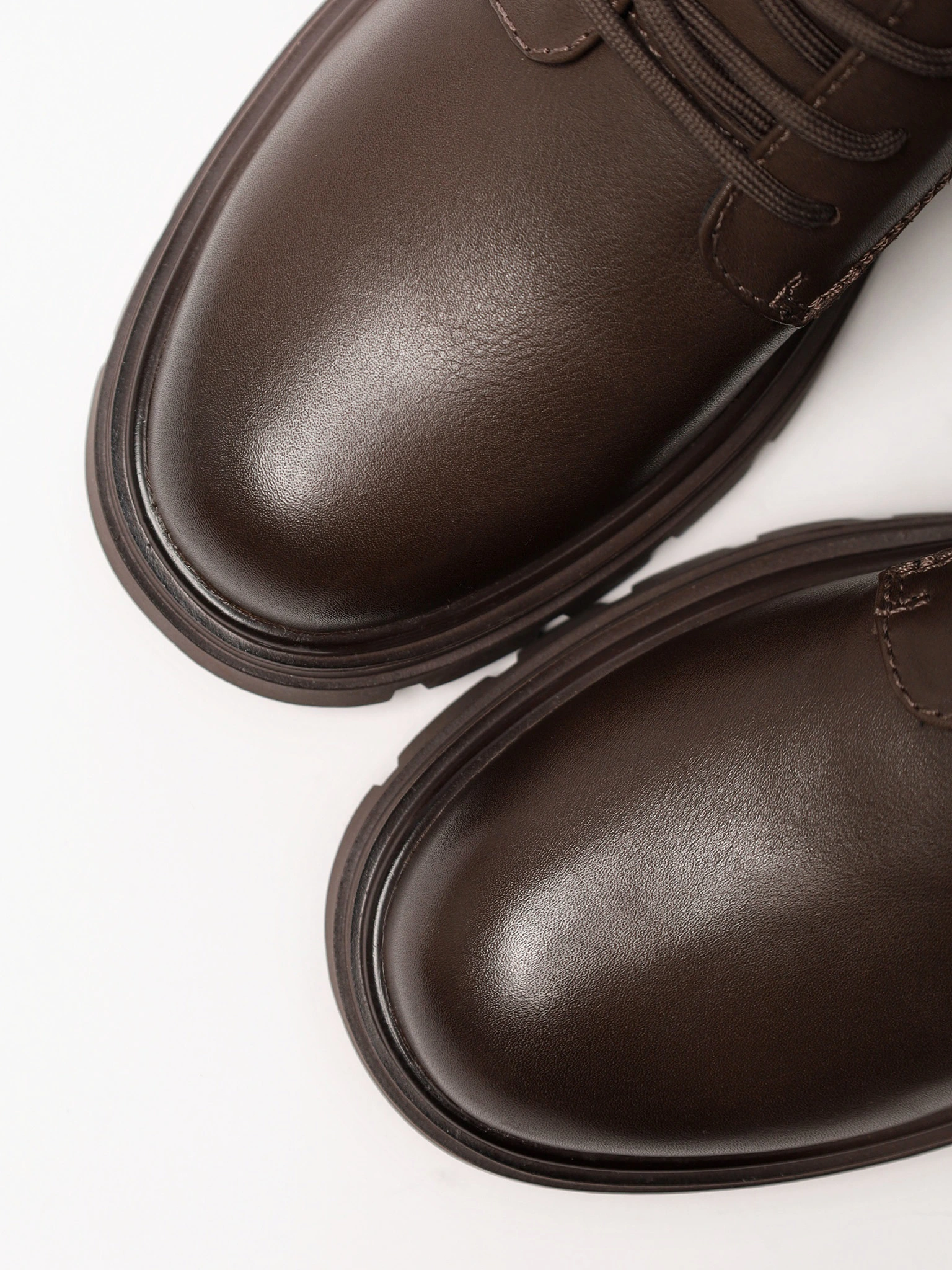 Ботинки коричневого цвета на рельефной подошве